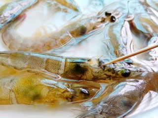 红烧虾,用牙签在虾枪位置把虾胃挑出来。
