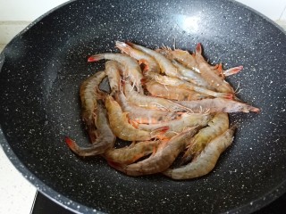 红烧虾,放入对虾翻炒至变色。