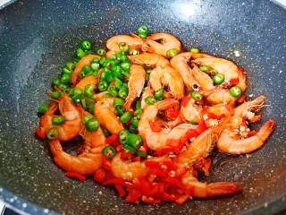 红烧虾,最后放入辣椒段翻炒一分钟左右。