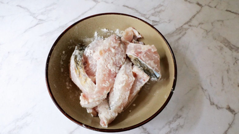 红烧鱼块,将腌制好的草鱼块加入适量的淀粉，搅拌至每块鱼都沾裹上一层薄薄的淀粉