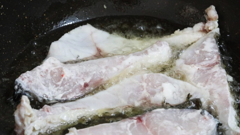 红烧鱼块,锅中倒入适量的食用油烧热7-8成热时，放入草鱼块，中小火炸至金黄色捞出控油