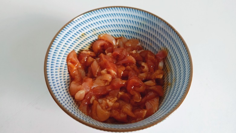毛豆炒肉丝,用筷子将调味料搅拌均匀腌制十分钟。