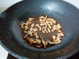 毛豆炒肉丝,锅里倒入适量的食用油，凉油下蒜泥炒香。下入肉丝煸炒至变色。