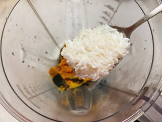 红薯南瓜粥,加入提前洗净泡好的大米。
