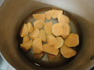 红薯南瓜粥,红薯提前下锅煮。