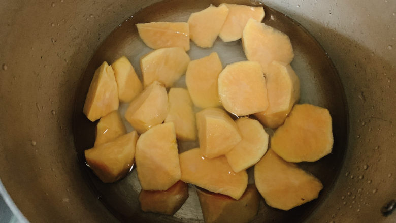 红薯南瓜粥,红薯提前下锅煮。