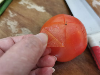 糖醋茄子,西红柿去皮切块