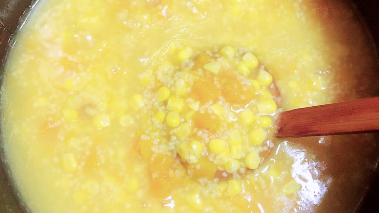 玉米南瓜粥,边熬边搅拌，让粥变得粘稠细腻。