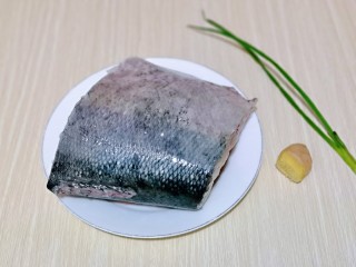 红烧鱼块,准备食材，将鱼去掉鱼鳞，清洗干净。