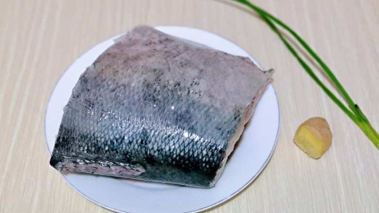 红烧鱼块,准备食材，将鱼去掉鱼鳞，清洗干净。
