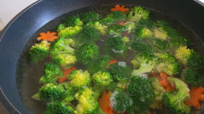 干锅西兰花,锅中烧开水倒入西蓝花胡萝卜过一下水捞出来。