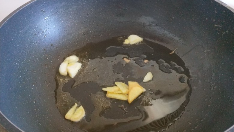 干锅西兰花,放蒜姜炒香捞出来。