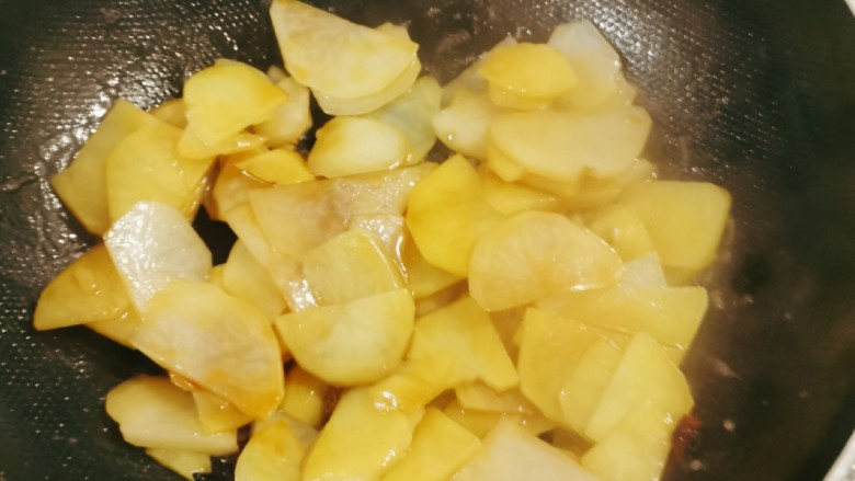 青椒土豆片,翻炒均匀，入味，根据家人口味适当添加盐量。