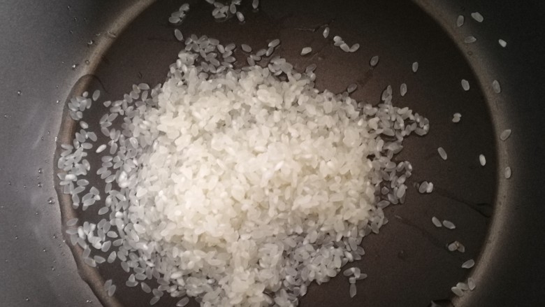 玉米南瓜粥,洗净的米倒入锅里。