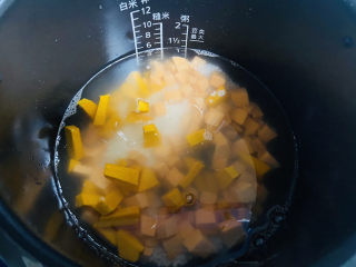 红薯南瓜粥,水量约800ml，盖上锅盖摁煮粥功能键，约30分钟