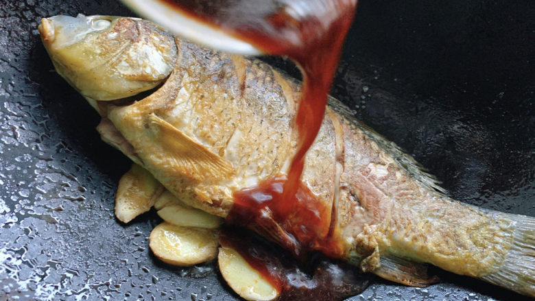 红烧鲢鱼,而后加入提前准备好的酱汁。