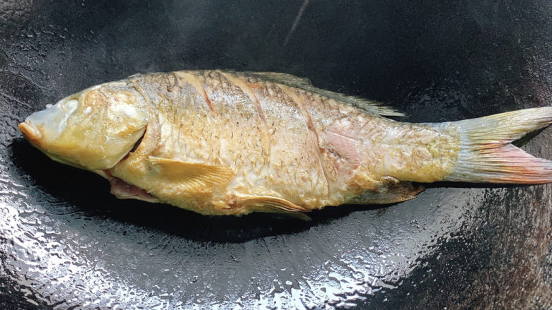 红烧鲢鱼,煎制两面金黄，鱼呈干爽的状态～