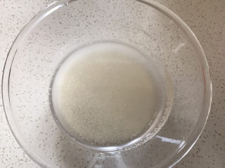家庭版法棍,150克水中加1克酵母，搅拌至酵母融化