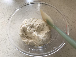 家庭版法棍,加入200克面包粉，用刮刀搅拌至无干粉，盖上保鲜膜，发酵半个小时