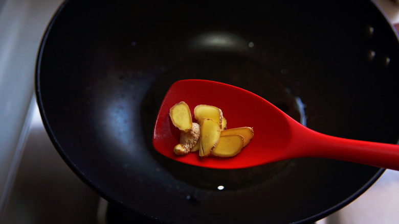 红烧芋头,油热后先炒香姜片。