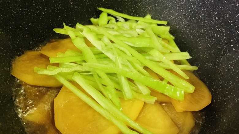 青椒土豆片,待汤汁浓稠，加入青椒