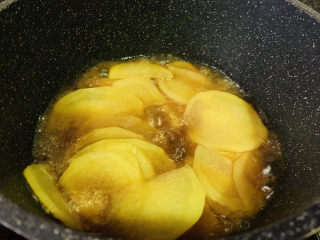青椒土豆片,大火煮开，转中小火，盖住锅盖，焖煮10分钟
