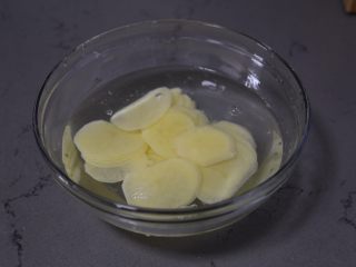 青椒土豆片,用水冲洗掉表面淀粉再泡在清水中一会