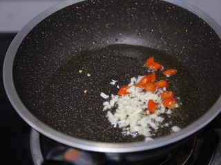 青椒土豆片,锅里烧热油，爆香蒜末和小米辣