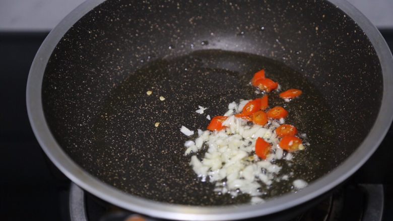 青椒土豆片,锅里烧热油，爆香蒜末和小米辣