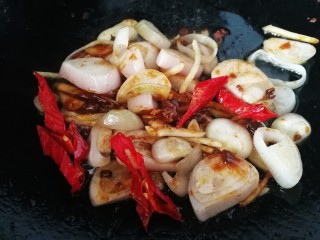 麻辣虾尾,文火翻炒均匀，炒出干料的香味。