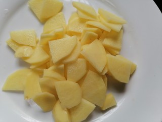 青椒土豆片,将土豆切成薄片
