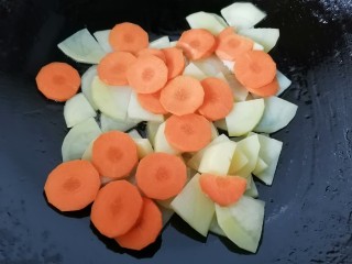 青椒土豆片,翻炒片刻后放入胡萝卜翻炒