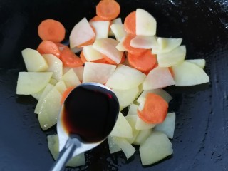 青椒土豆片,加入一勺生抽提鲜