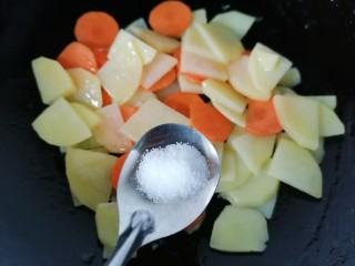 青椒土豆片,加入半勺盐调味