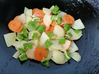 青椒土豆片,翻炒均匀至青椒断生即可出锅