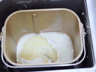 苏式豆沙月饼,先把酥皮的食材，全部倒入面包机里，开始和面。