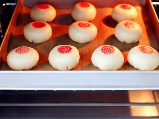 苏式豆沙月饼,ACA烤箱175度预热后，把月饼胚放入烤箱中层。