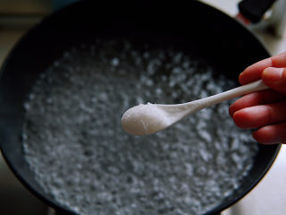 包菜炒粉丝,锅中水沸后加盐，盐能保持包菜翠绿的色泽。