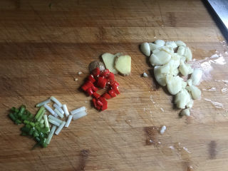 包菜炒粉丝,准备配菜，大蒜拍碎，葱切段，姜切片，辣椒切碎
