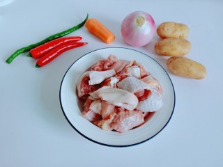 新疆大盘鸡,选择土豆，洋葱，胡萝卜一起来炖鸡。