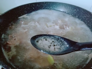 新疆大盘鸡,焯水期间有浮沫，用勺子撇干净。