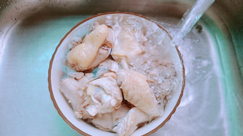 新疆大盘鸡,焯水后捞出清洗去杂质，沥干水份备用。