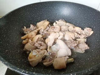 新疆大盘鸡,热锅凉油下鸡块翻炒一下。