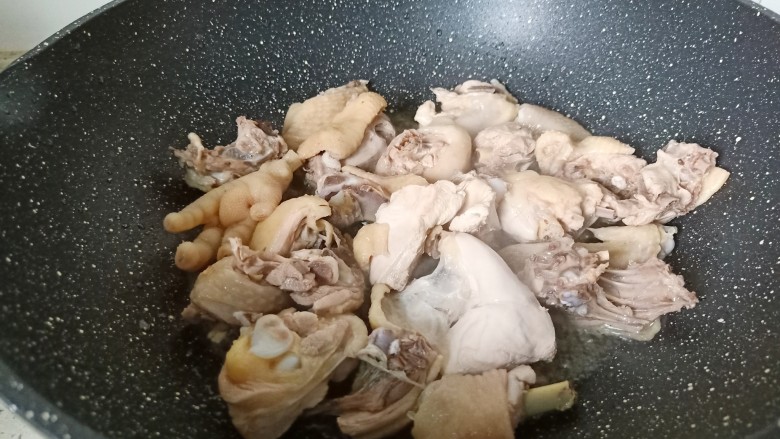 新疆大盘鸡,热锅凉油下鸡块翻炒一下。