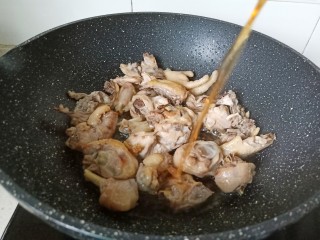 新疆大盘鸡,加两勺料酒去腥。