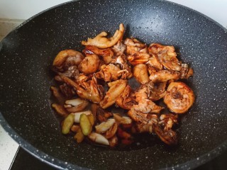 新疆大盘鸡,将调味料翻炒均匀。