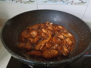 新疆大盘鸡,加适量的开水，开中火炖煮15分钟左右。