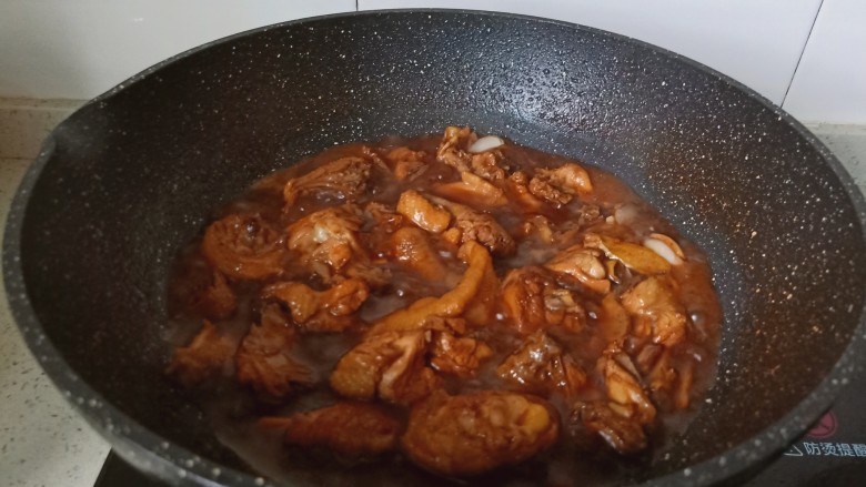 新疆大盘鸡,加适量的开水，开中火炖煮15分钟左右。