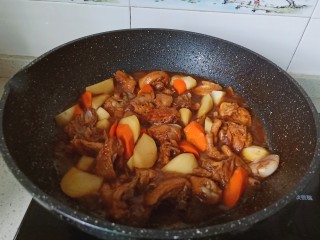新疆大盘鸡,加入土豆与胡萝卜再炖煮10分钟。