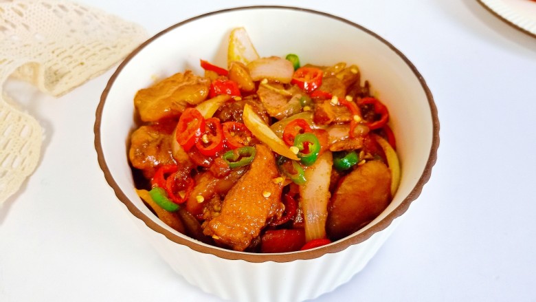 新疆大盘鸡,新疆大盘鸡的做法非常简单，鸡肉鲜嫩入味，香辣可口，做法简单易学。